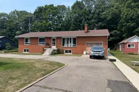 22 Oakwood Avenue, Tiny, ON L9M 0J2