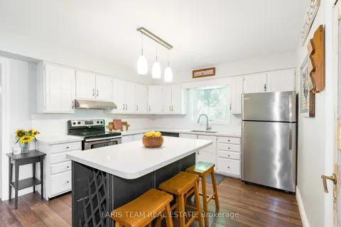21 Robert Street, Penetanguishene, ON L9M 1A9