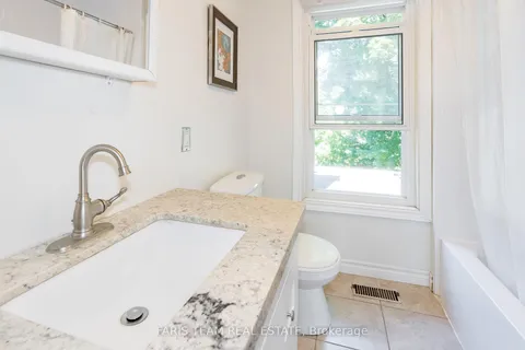 21 Robert Street, Penetanguishene, ON L9M 1A9