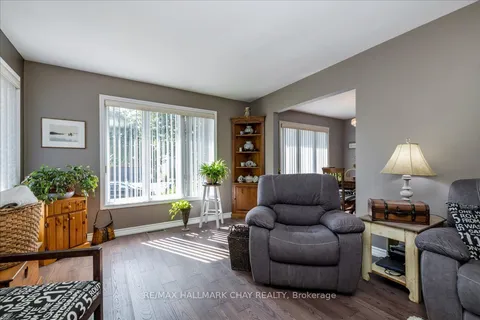 114 Chieftain Crescent, Barrie, ON L4N 6J3