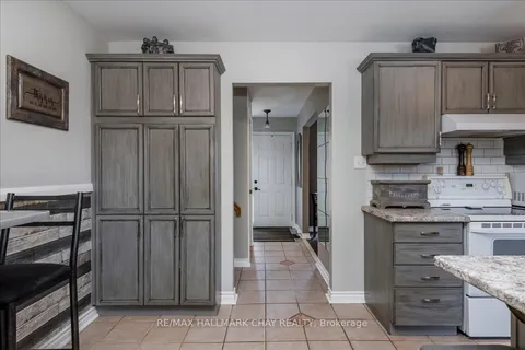 114 Chieftain Crescent, Barrie, ON L4N 6J3