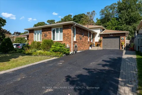 114 Chieftain Crescent, Barrie, ON L4N 6J3