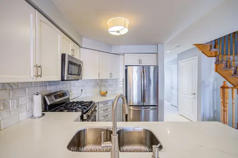 14 Lancaster Court, Barrie, ON L4M 0G1