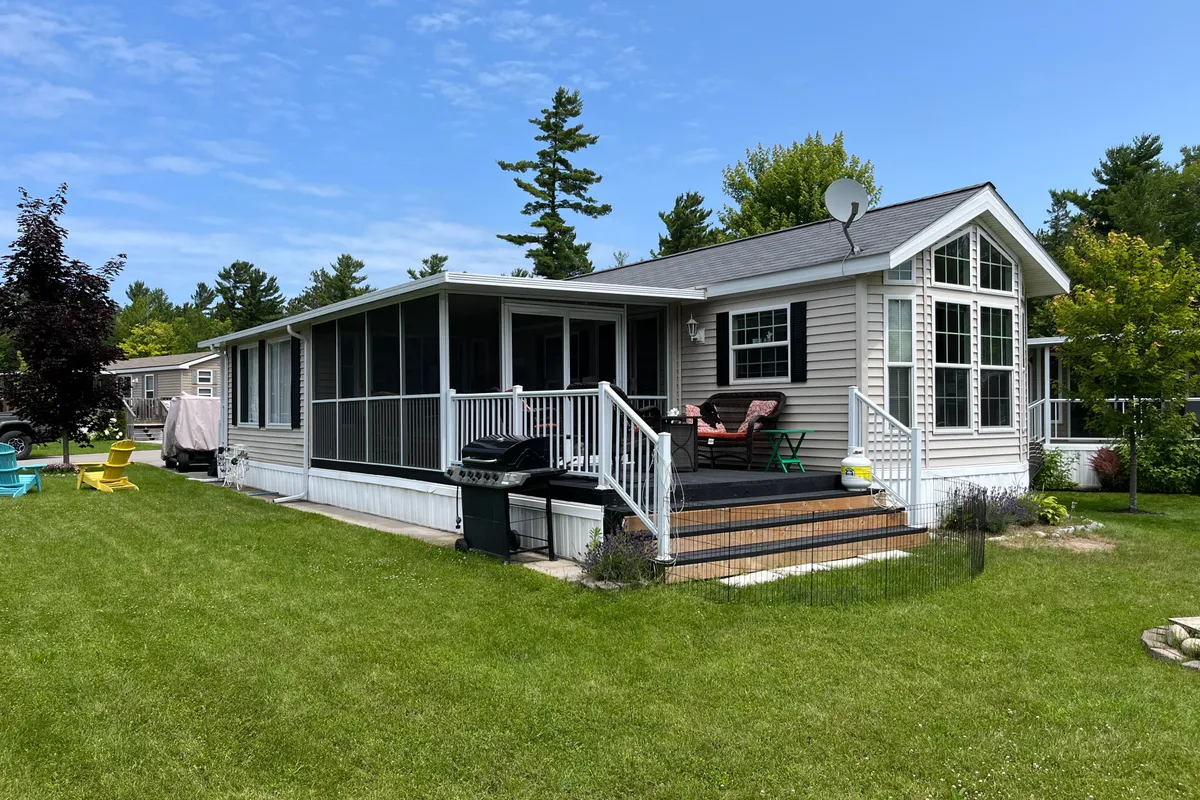 15 Kenora Trail, Wasaga Beach, ON L9Z 1X7