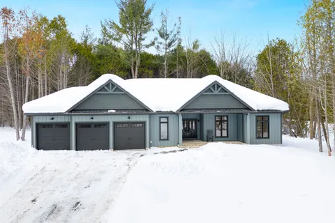 2 Merrington Avenue, Oro-Medonte, ON L3V 0R5