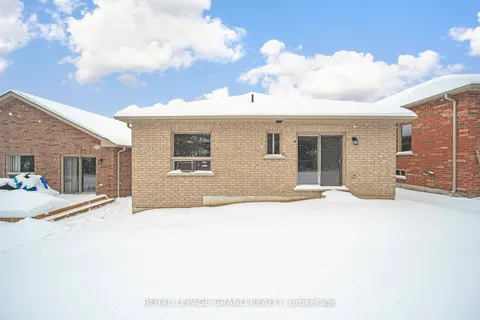 16 Revol Road, Penetanguishene, ON L9M 0W8