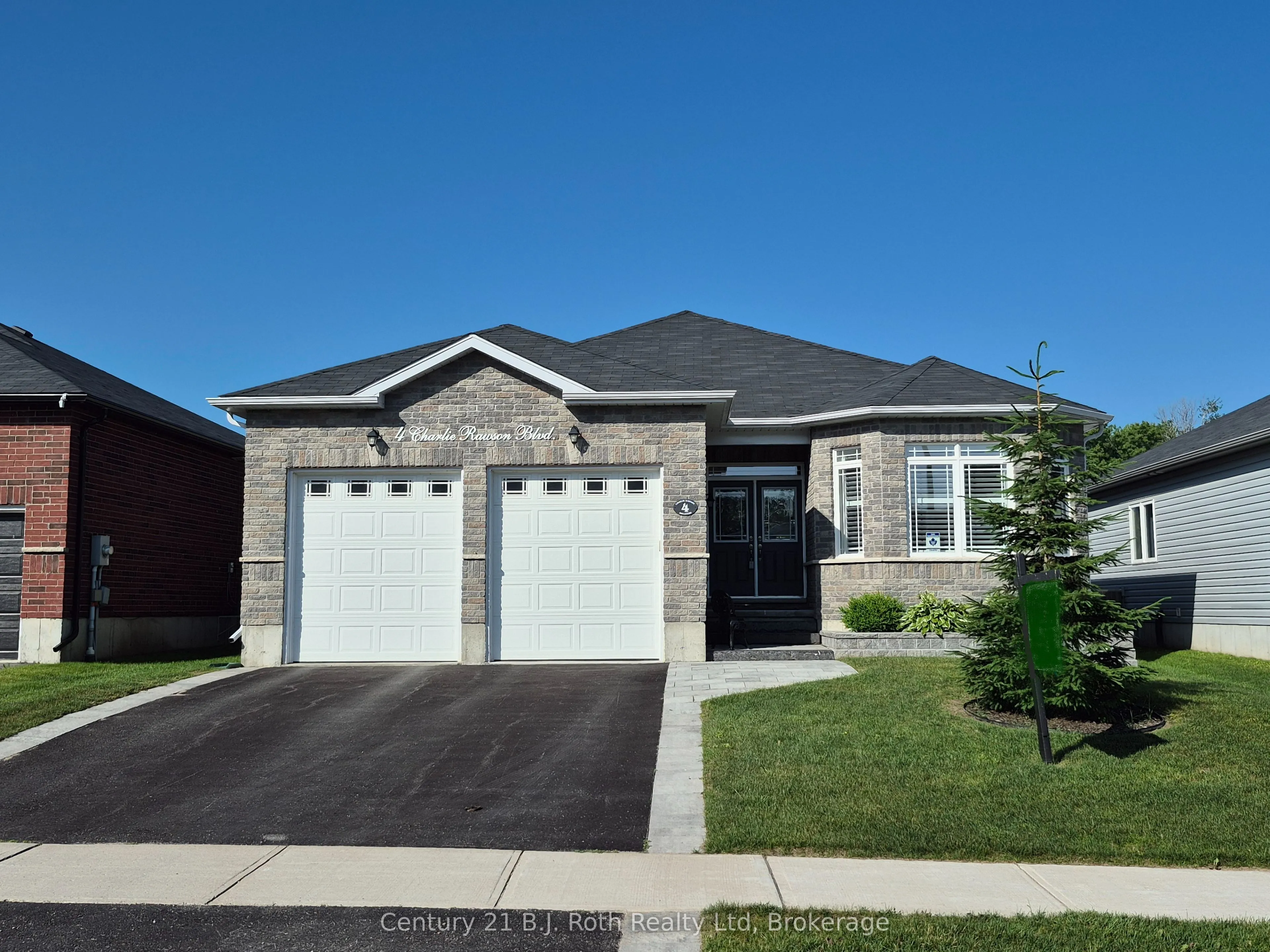 4 Charlie Rawson Boulevard, Tay, ON L0K 2A0