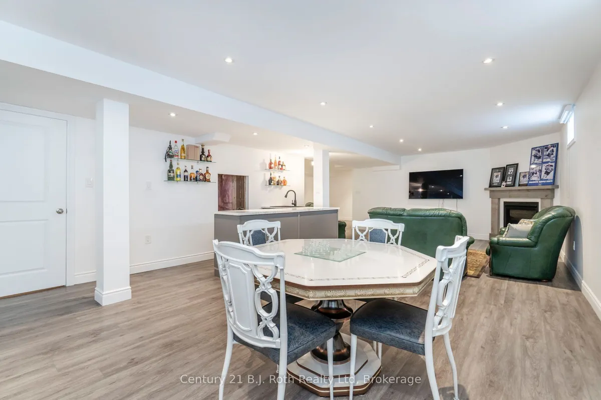 4 Charlie Rawson Boulevard, Tay, ON L0K 2A0