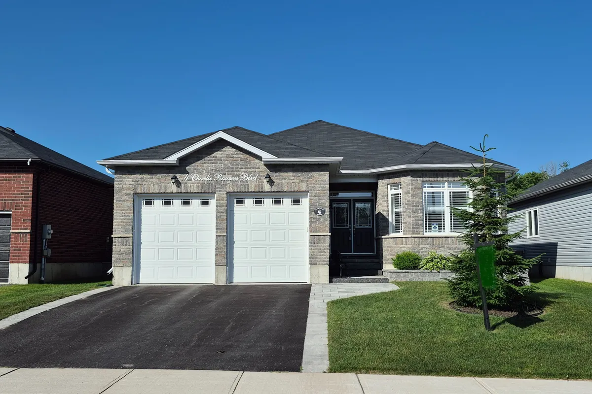 4 Charlie Rawson Boulevard, Tay, ON L0K 2A0