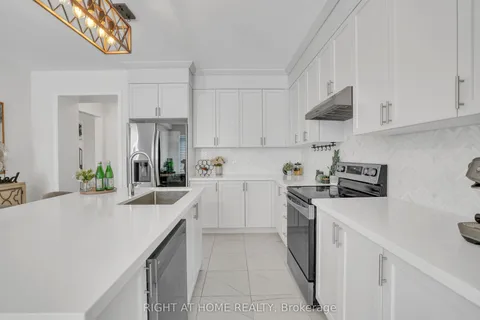 128 Durham Avenue, Barrie, ON L9J 0L8