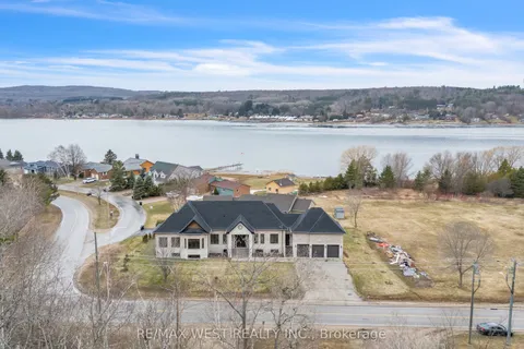 132 Fox Street, Penetanguishene, ON L9M 1E7
