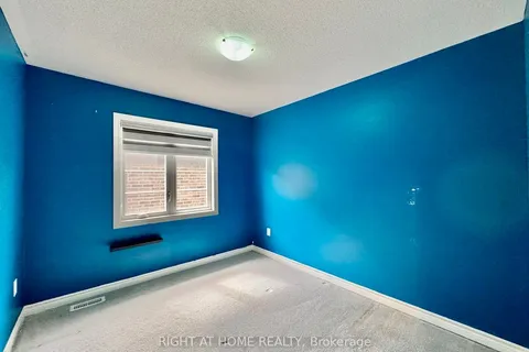 18 Daisy Street, Springwater, ON L9X 2E2