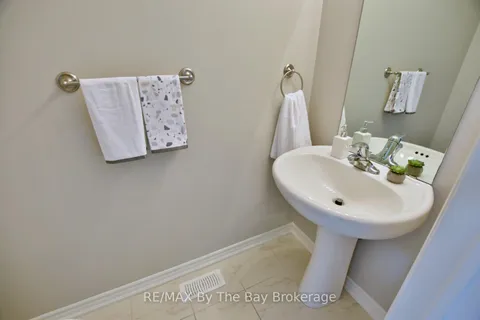 39 Gregory Avenue, Collingwood, ON L9Y 0Z5