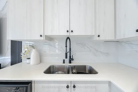 92 Fairlane Avenue, Barrie, ON L9J 0M9