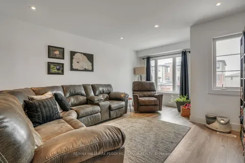 30 Pumpkin Corner Crescent, Barrie, ON L9J 0T6