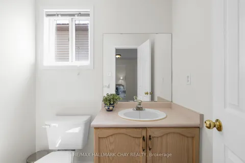 28 Draper Crescent, Barrie, ON L4N 6B1