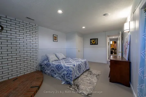 8 AGNES Street, Oro-Medonte, ON L0K 1N0