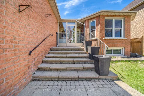 32 Brown Street, Barrie, ON L4N 7V4