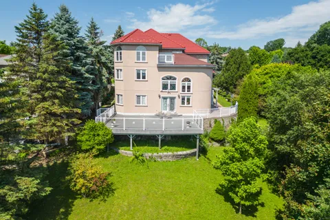 11 Thackeray Crescent, Barrie, ON L4N 6J6