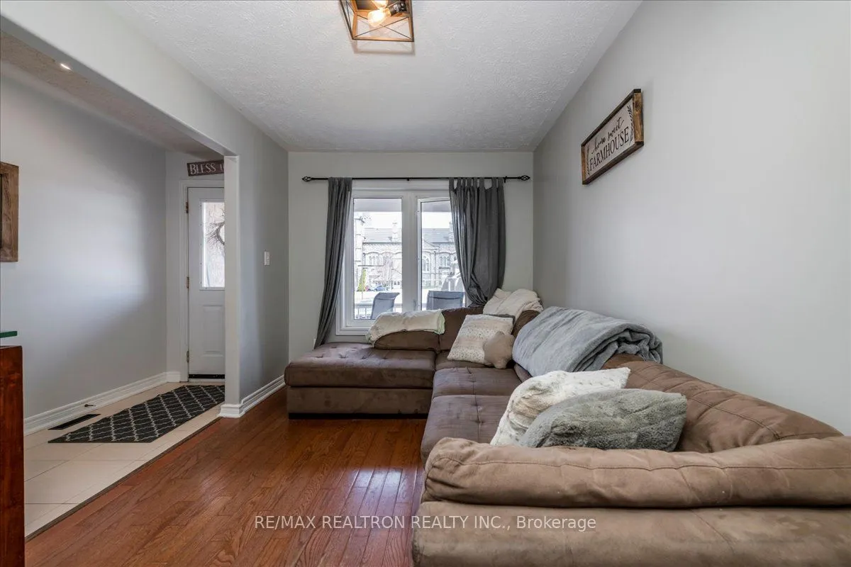 24 Owen Street, Penetanguishene, ON L9M 1M8