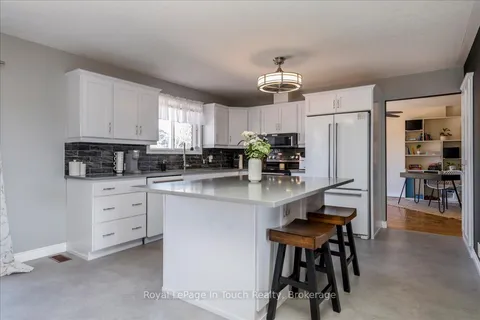 93 Edward Street, Penetanguishene, ON L9M 1J3