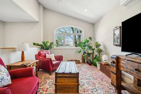 112b Creighton Street, ON L3V 1B3
