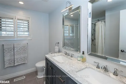 9 MEADOWLAND Avenue, ON L4N 2Y3