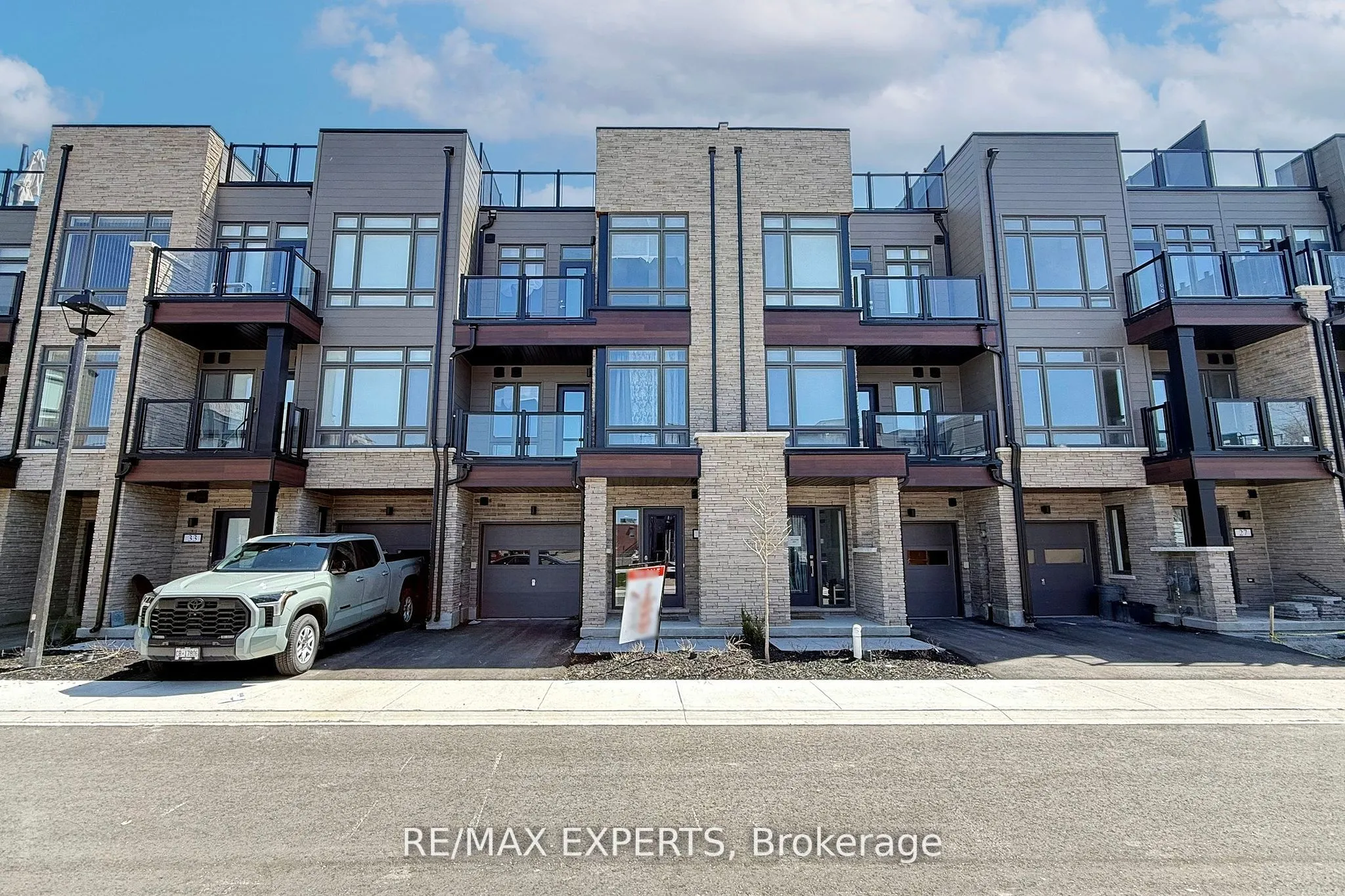 31 Wyn Wood Lane, ON L3V 8P7