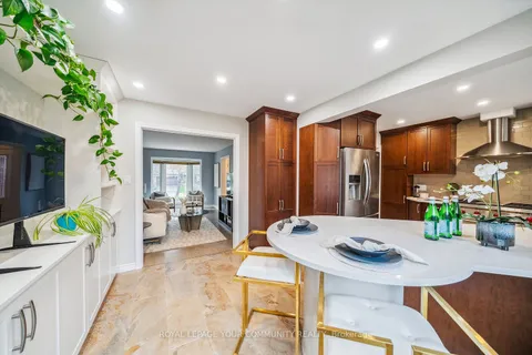 16 Grasett Crescent, ON L4N 6Z8