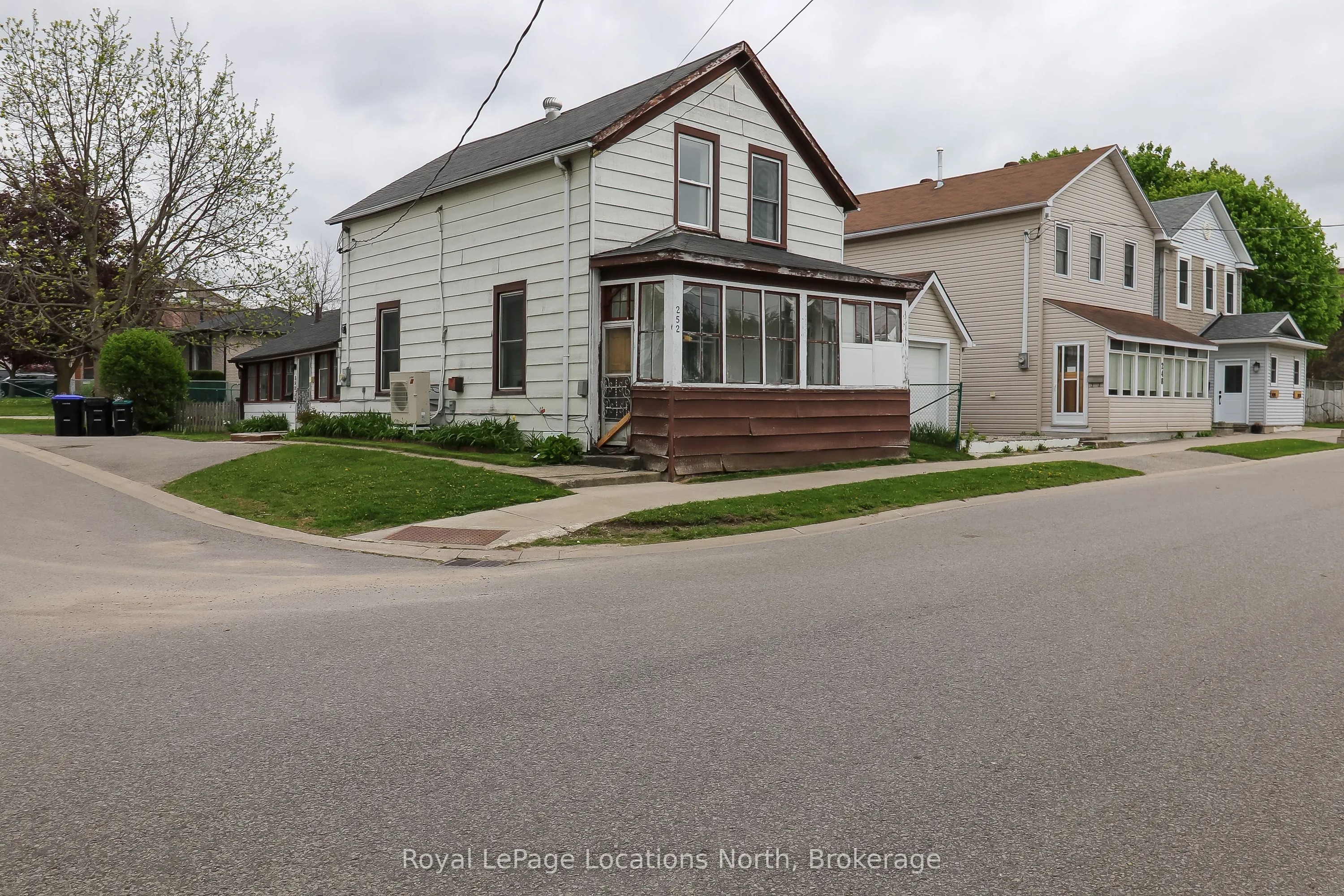 252 Simcoe Street, ON L9Y 1J3