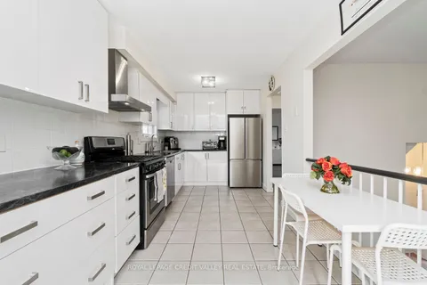 13 Kinzie Lane, ON L4M 6A2