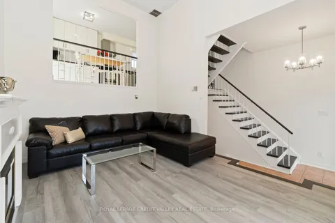 13 Kinzie Lane, ON L4M 6A2