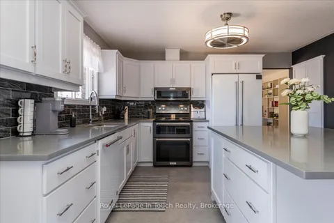 93 Edward Street, Penetanguishene, ON L9M 1J3