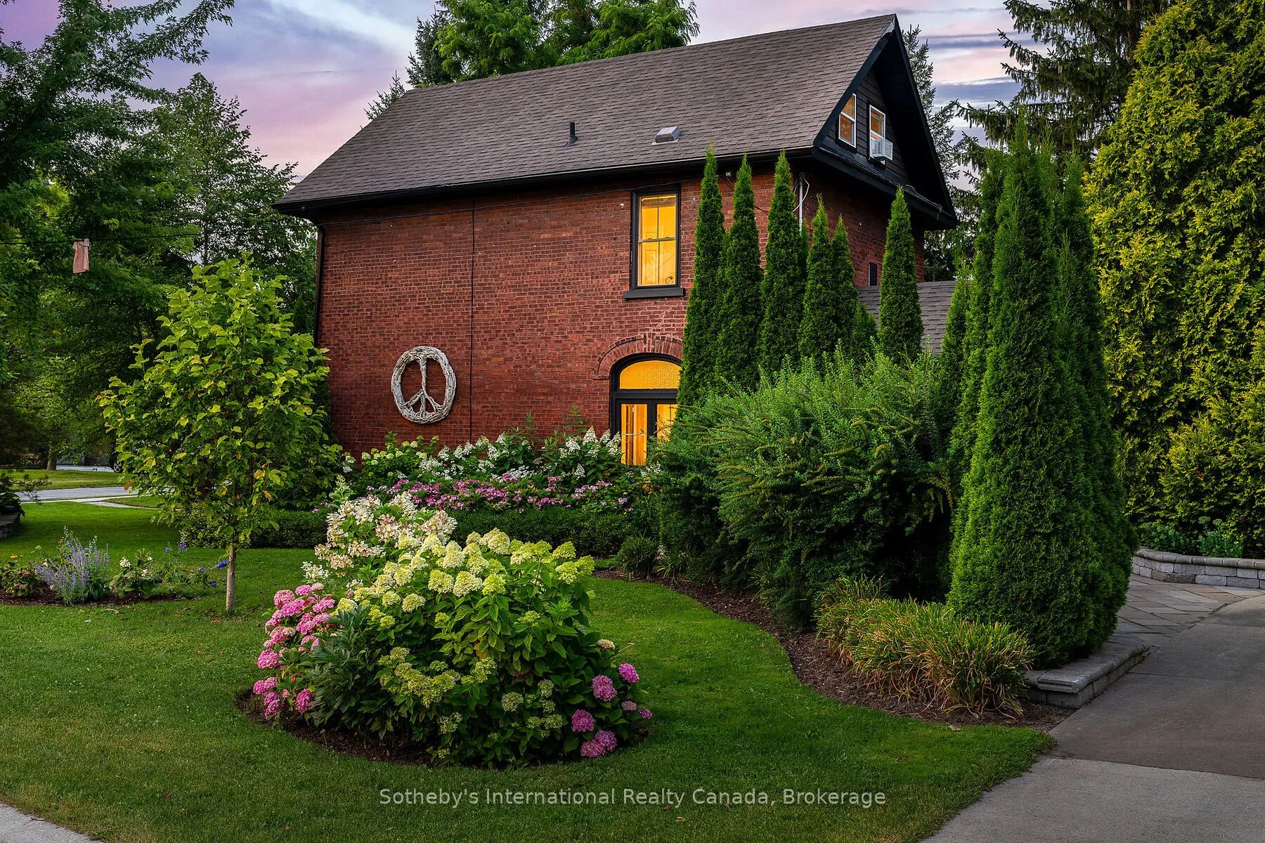 2 Erie Street, ON L9Y 1P4