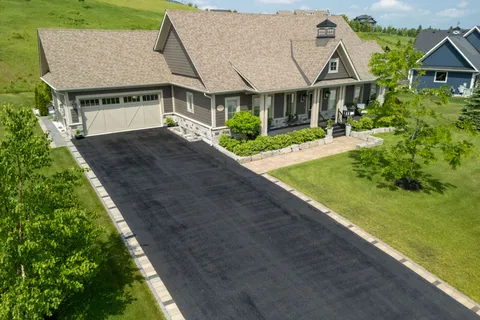 22 thoroughbred Drive, ON L0K 1E0