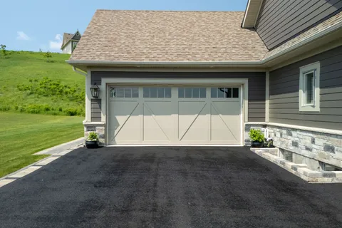 22 thoroughbred Drive, ON L0K 1E0