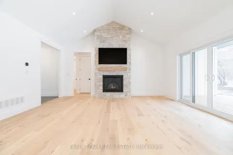 262 Lakeshore Road, ON L4N 3B7