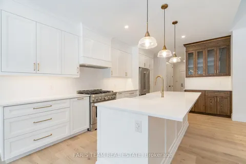 262 Lakeshore Road, ON L4N 3B7