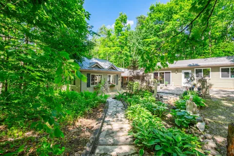22 Iroquois Ridge, ON L0K 1E0