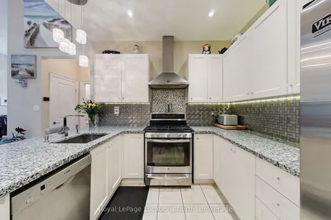 8 Covington Blue Crescent, ON L9Z 0E4