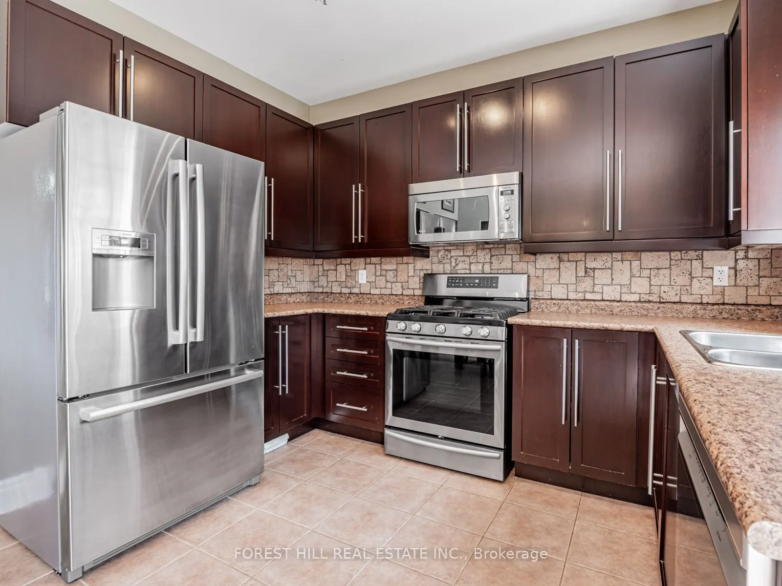 33 CONNAUGHT Lane, ON L4M 0A6