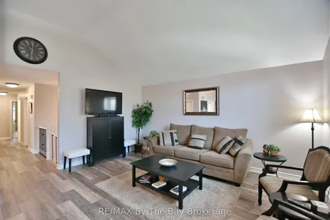 8 Pridham Court, ON L9Z 1M4