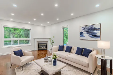 9 McKenzie Crescent, ON L4N 5R5
