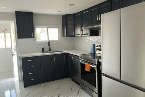 112 John Street, ON L4N 2K8