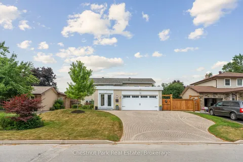 16 Davies Crescent, ON L4M 2M3