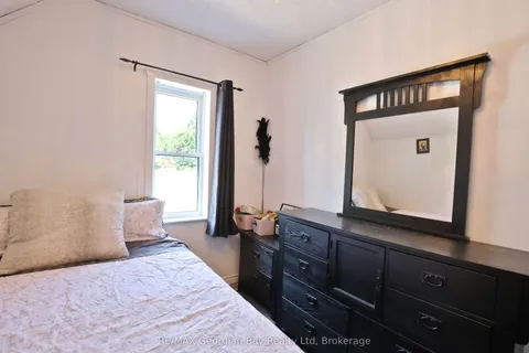 136 Fourth Street, ON L4R 3T2