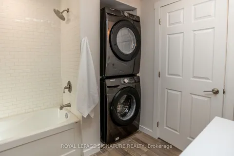 160 Duckworth Street, ON L4M 3W4