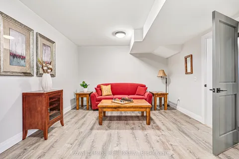 4 Meadowlark Way, ON L9Y 0K1