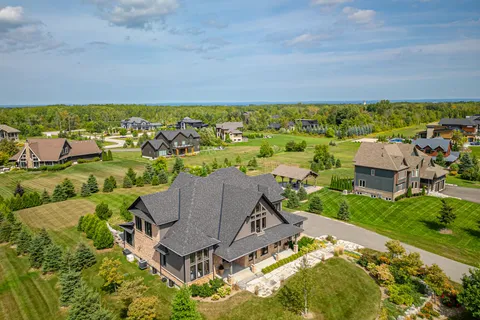 4 Meadowlark Way, ON L9Y 0K1