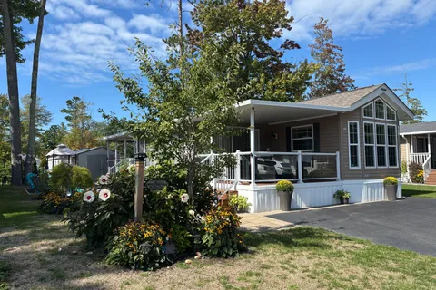 10 WHITE PINES Trail, ON L9Z 1X7